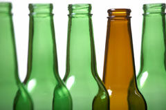 Cuellos de botella en despachos de abogados Cuatro botellas verdes y una marrón.