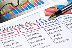 El valor del profesional de marketing jurídico (II) Gráficos, datos, un bolígrafo y unas gafas.