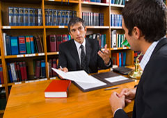 Dos abogados en un despacho