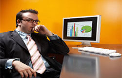 ¿Cómo transformar al despacho en una incubadora de empresas? Un hombre en un despacho frente a un ordenador