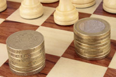 El precio como estrategia Monedas sobre un tablero de ajedrez