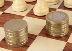 Monedas sobre un tablero de ajedrez