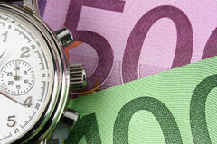 ¿Cuánto nos cuesta llevar cada asunto? El coste del servicio jurídico billtes de euro y encima un reloj de bolsillo