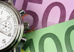 billtes de euro y encima un reloj de bolsillo billtes de euro y encima un reloj de bolsillo