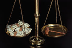 ¿Qué quieren los directores de legales? Una balanza con dinero y un mazo.