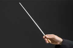 “Dirigir” no es “ordeno y mando” Una mano con una batuta para dirigir