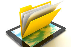 La información documentada: uno de los activos más valiosos de los despachos profesionales Una carpeta con documentos sobre una tablet