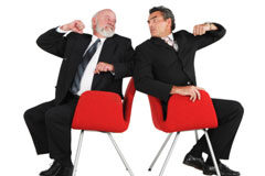 “Divide y vencerás” en el Despacho es “divide y te estrellarás” Dos personas sentadas de espaldas y amenazándose entre ellas