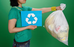 Responsabilidad social del estudio jurídico Bolsa de basura junto al símbolo de reciclar