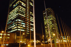 El pasante que convirtió su despacho en una marca emocional Dos edificios iluminados