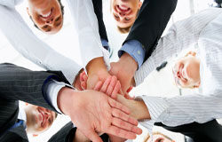 Marketing 100% práctico Un grupo de personas juntando sus manos