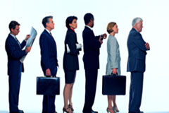 Headhunting: nacional e internacional Una fila de ejecutivos esperando un turno.