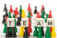 Los pilares de una buena política de Recursos Humanos en un despacho profesional Unas figuras de distintos colores formando distintos grupos y con la palabra 'TEAM' formada por fichas