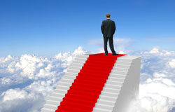 La escalada de la incomprensión Hombre en lo alto de una escalera en el cielo