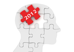 La figura de una cabeza dibuajada con piezas de puzzle y una de ellas es roja con el número 2012 La figura de una cabeza dibuajada con piezas de puzzle y una de ellas es roja con el número 2012
