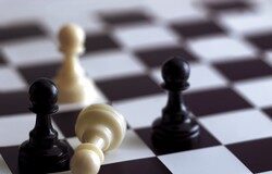 ¿Estrategias completas o acciones aisladas? Una pieza de peón del ajedrez caída.