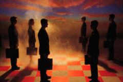 Estrategia y organización Personas con maletas en un tablero de ajedrez