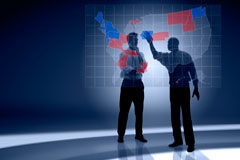 La implantación de la estrategia en un despacho de abogados Dos personas trabajando sobre un mapa