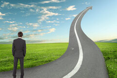 ¿Qué es necesario para tener una carrera profesional llena de éxito? Una persona mirando una carretera ascendente