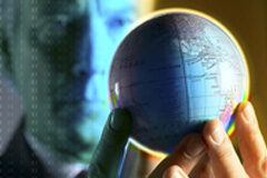 El debate ético sobre el outsourcing de servicios legales Una mano sujetando una bola del mundo.