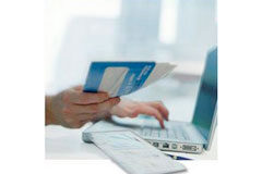 La factura electrónica, innovación y ahorro de costes fijos Un hombre realizando una factura electrónica.