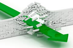 La internacionalización de los despachos de abogados Una flecha verde atravesando un muro