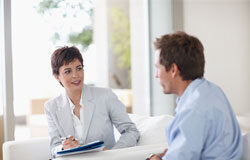 Entendiendo a mi cliente Abogado sonriendo enseñando algo en la pantalla de su ordenador a dos clientes