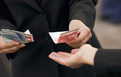 Reducir honorarios y aumentar ganancias Persona dándole dinero a otra