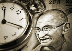 Imagen de Ghandi y un reloj