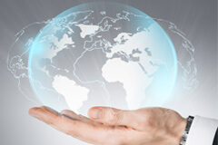 Ser internacional Una mano sujetando un globo terráqueo