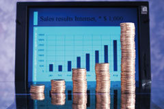 Rentabilidad de los procedimientos en los despachos de abogados Un gráfico hecho con monedas.