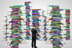 La gestión del conocimiento, vital para la abogacía Un hombre rodeado de libros