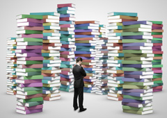 Un hombre rodeado de libros