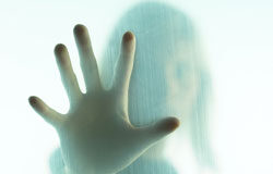 IDENTIDAD, el activo más valioso del Despacho Mano de una persona apoyada en un cristal