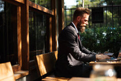 Abogados que asesoran sobre asuntos online deben trabajar su reputación en la red Persona ante un ordenador