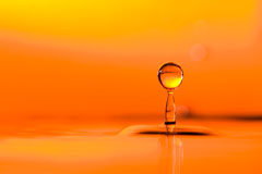 La responsabilidad social de la abogacía se consolida: de tendencia de futuro a consolidación en los despachos Impacto de una gota en el agua con fondo naranja.