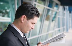 La información del despacho: cuídala, mímala y, sobre todo, mantenla segura Un ejecutivo leyendo un informe.