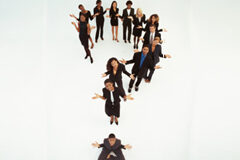 ¿Un despacho o una empresa? El símbolo del interrogante formado por personas