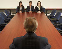 Hola: soy tu jefe Jefe en un lado de una larga mesa con tres trabajadoras en la otra punta