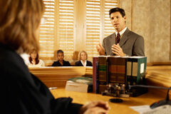 El abogado y el juez ante la valoración de la prueba testifical Un abogado exponiendo sus argumentos a una juez