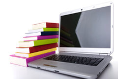 A vueltas con la formación Un libros junto a un portátil