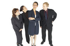 Líderes en despachos de abogados La lider en el centro, y el resto de personas mirándole