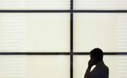 La importancia de considerar los recursos Un hombre hablando por el móvil.