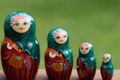 Nuevas incorporaciones de juniors en los despachos Matriuskas puestas en fila.