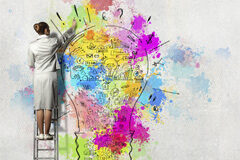 El MBTI, la mejor herramienta para aprovechar al máximo las fortalezas de un abogado Una señora señalando sobre una bombilla