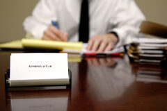 Claves de futuro para los despachos pequeños Una persona sentada en una mesa escribiendo