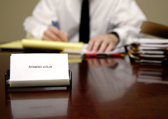 Una persona sentada en una mesa escribiendo Una persona sentada en una mesa escribiendo