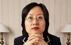 Reflexiones sobre la mujer en la dirección de empresas III Una mujer sentada en un despacho y reflexionando