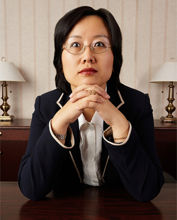 Una mujer sentada en un despacho y reflexionando