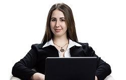 Reflexiones sobre la mujer en la dirección de empresas I Mujer trabajando con su portatil